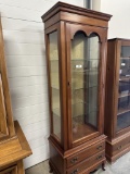 CHERRY QUEEN ANNE 1-DRW, 3-SHELF CURIO CABINET, 25