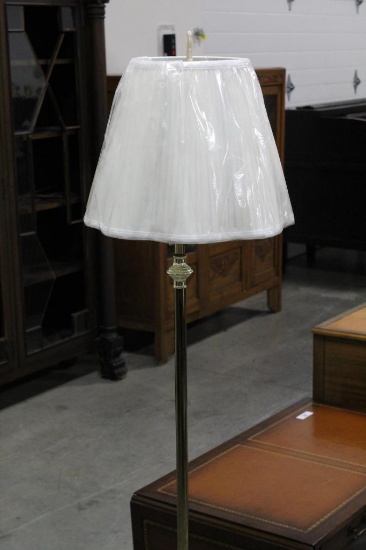 BRASS FLOOR LAMP WITH FANCY FINIAL