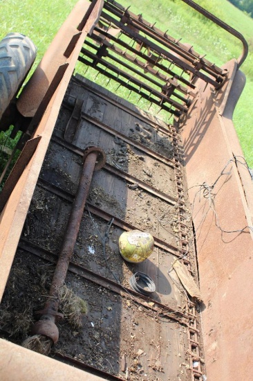 PULL-TYPE MANURE SPREADER