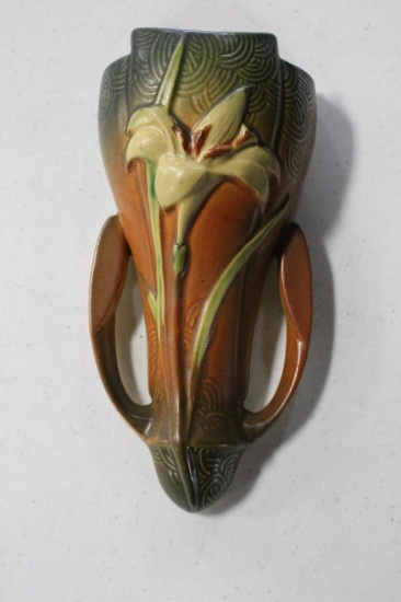 ROSEVILLE ZEPHER LILY WALL POCKET, 8"
