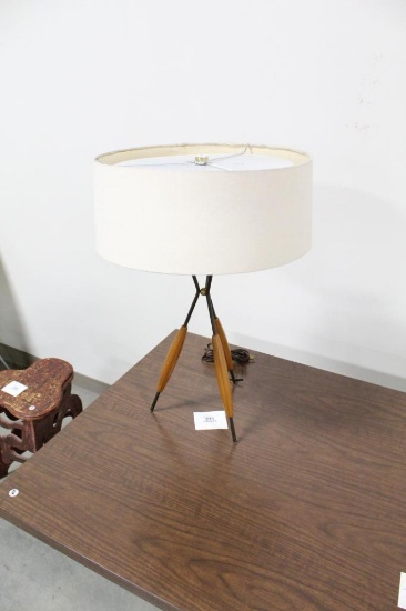 MID-CENTURY 3-LEG TABLE LAMP