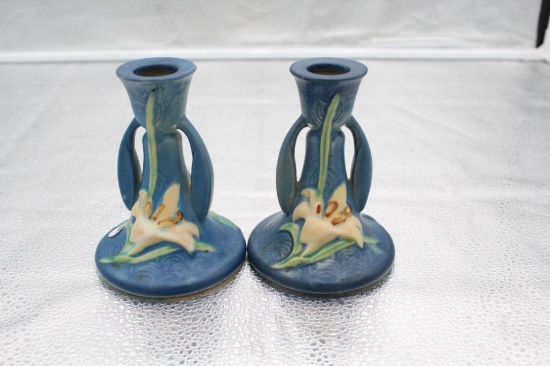 (2) ROSEVILLE ZEPHYR LILY CANDLE HOLDERS, 4.5", ONE CHIPPED