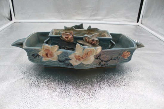 (2) ROSEVILLE MAGNOLIA PLANTERS, 12" AND 6" (SMALL CRACK)