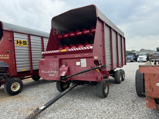 MILLER PRO 5200 SILAGE WAGON