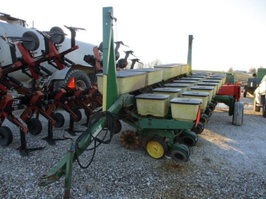 JD 7000 8 Row 30"