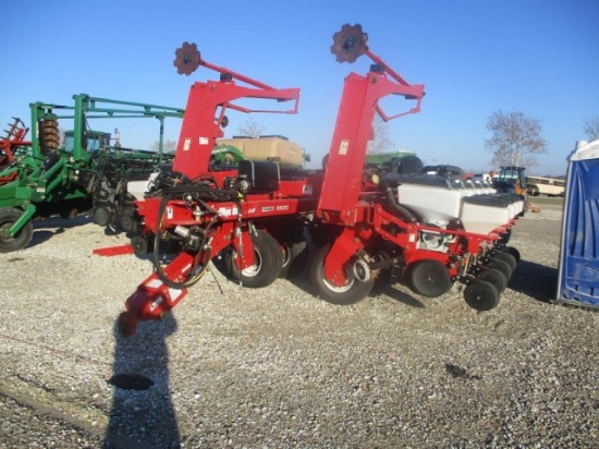 White 8516 Planter, SN:8500J07045, Bin# 142