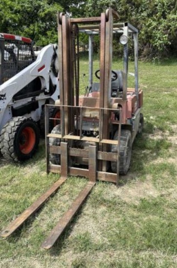 Nissan 25 Gasoline Fork Lift - 5,000lb Capacity