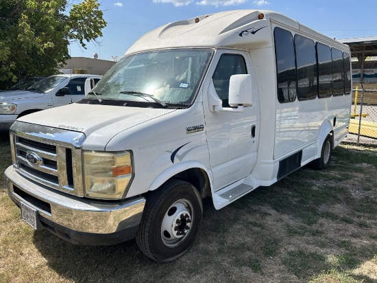 2008 Ford E350 5.4 V-8 15 Passenger Bus