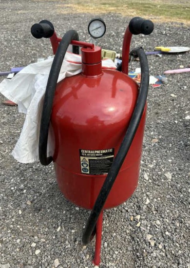Central Pneumatic 40lb Abrasive Blaster