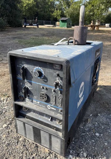 Miller Bobcat 225 cc/cv AC/DC Generator/Welder