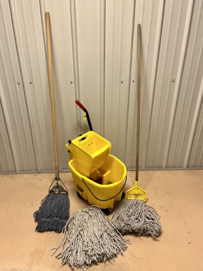 Rubbermaid Mop Bucket with Mops and Accessories