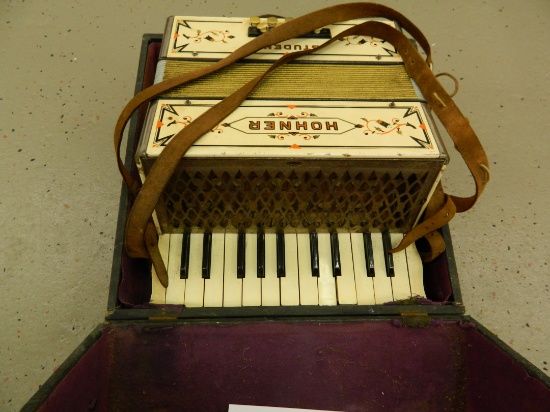Outstanding M. Hohner Sudent Accordian, OLD! We Will Ship, With Case. Made in Germany