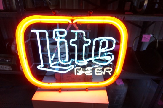 Lite Beer Working Neon Sign, Older Model, Dirty from storage, NO SHIPPING! PICK-UP ONLY!