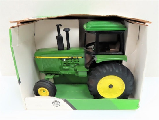 Made in USA: Vintage John Deere 4255 Row Crop Tractor Ertl, 1:16 Scale.