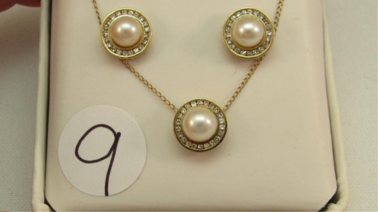 14K y/g Bezel diamonds around pearl Pendant