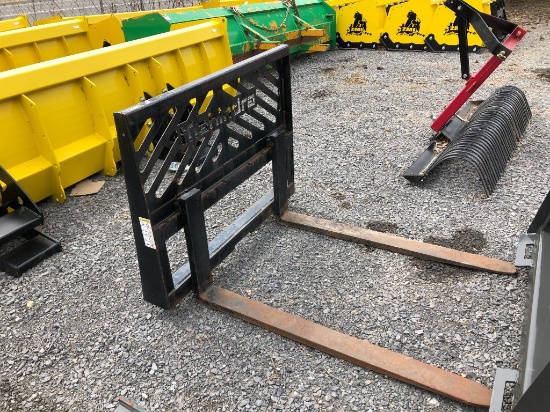 4795 Mahindra Pallet Forks