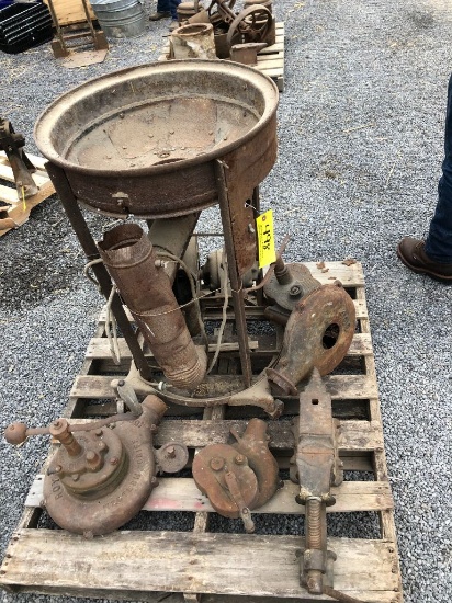 498 Pallet of (1) Forge, (4) Blowers, (1) Antique Vise