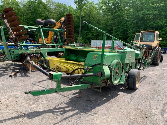 7443 John Deere 328 Baler