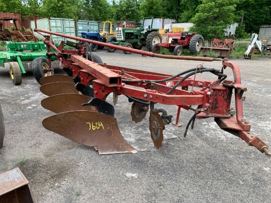 7604 International 4x Plow