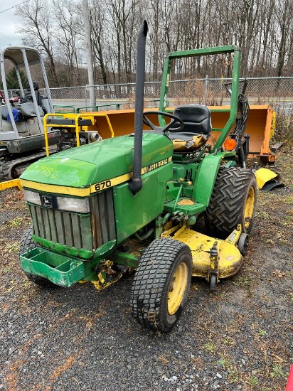 7982 John Deere 670 Tractor