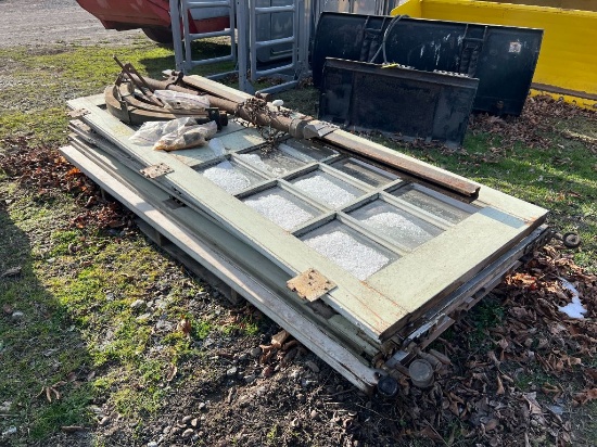 8004 Antique Garage Door with Circular Track