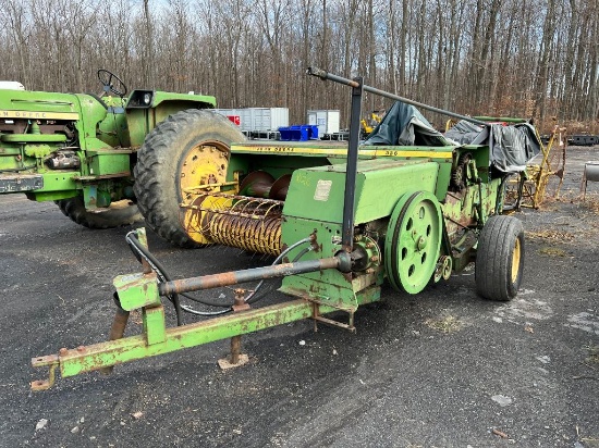 8126 John Deere 336 Baler