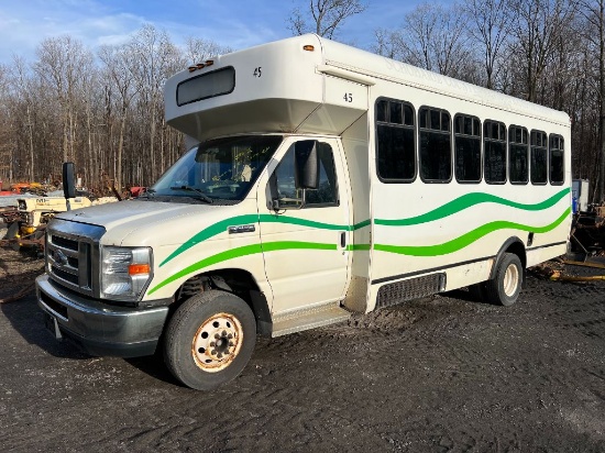 8142 2013 Ford E450 Bus