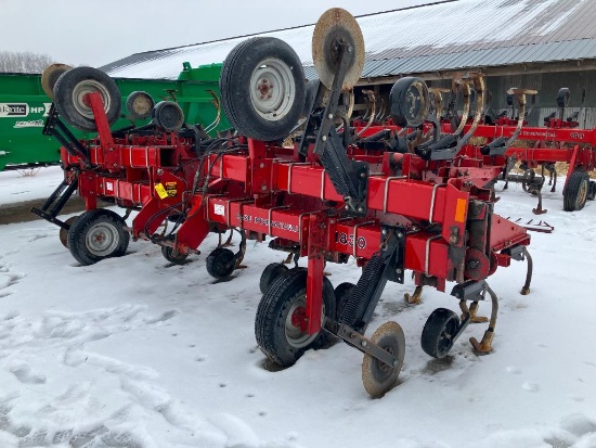 35 1995 CaseIH 1830 12-Row Cultivator