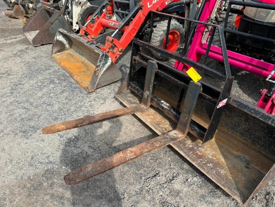 2825 Set of Pallet Forks