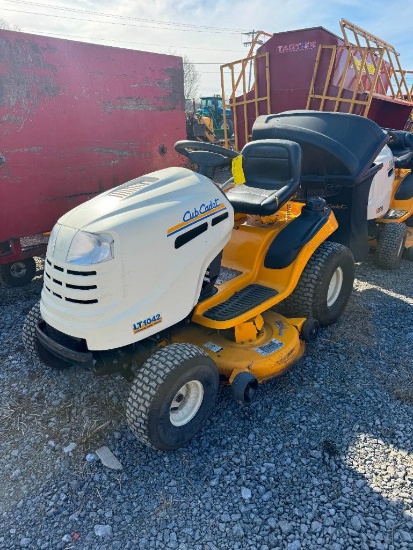 2897 Cub Cadet 1042 Mower w/ Bagger