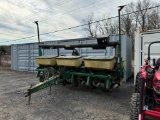2830 John Deere 7200 Corn Planter