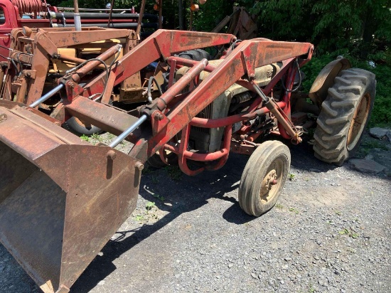 3269 Ford 800 with Loader