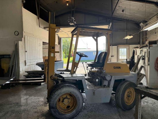 25 1968 Clark IT-40 Gas Forklift