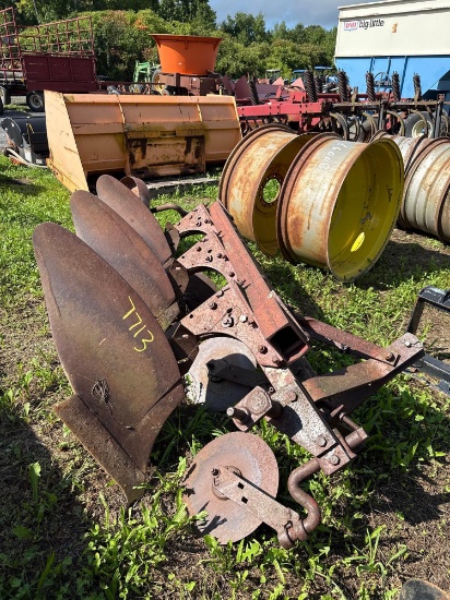 7713 International 3pt 3 Bottom Plow
