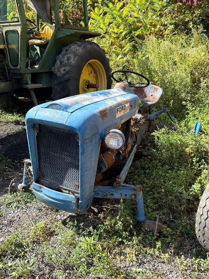 7844 Ford 2000 Tractor -DEAD ROW AS IS