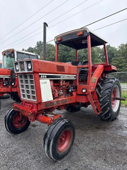 892 IH 886 4 post Tractor - Original