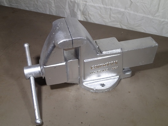 Columbian 4 1/2in bench vise