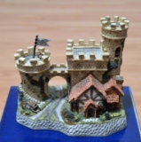 David Winter Cottage; The Guardian Gate w/ Box