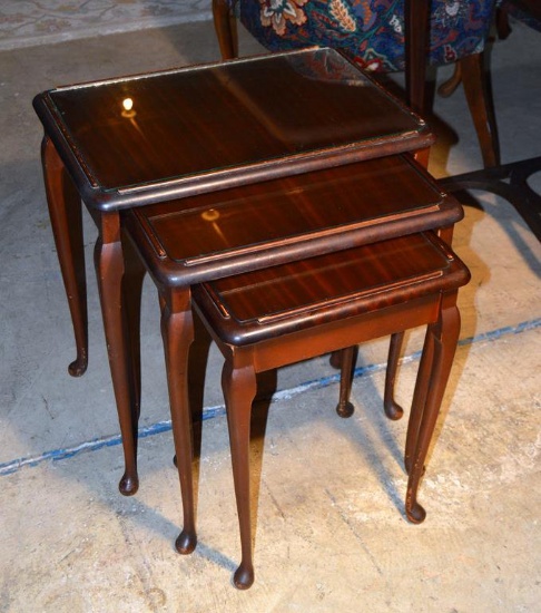 Set of 3 Vintage Queen Anne Style Mahogany Nesting Tables, Each w/ Glass Top Cover