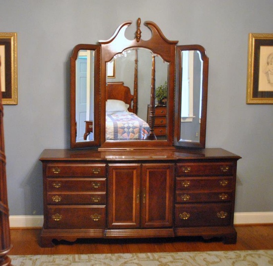Attractive American Drew Queen Anne Style Mahogany Triple Dresser, Triptych Mirror