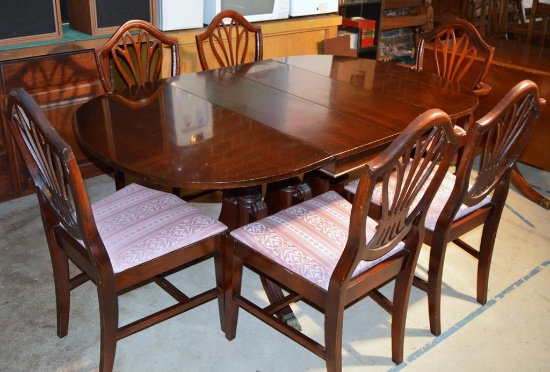 Vintage Federal Duncan Phyfe Style Mahogany Dining Table w/ Five Leaves & Protective Top Pads