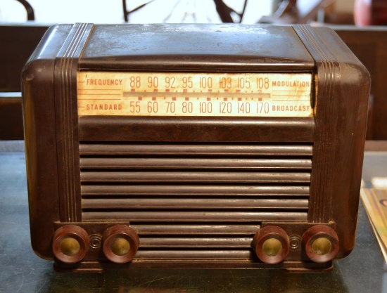 Old DeWald Model C-800 AM FM Bakelite Case Radio, Needs New Cord