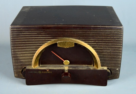 Antique General Electric Bakelite Body Shelf Tube Radio