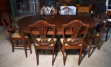 Vintage Walter of Wabash Mahogany Hepplewhite Federal Style Round/Oval Dining Table with Two Leaves