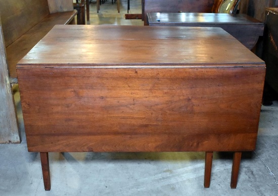 Antique Walnut Hepplewhite Drop Leaf Gate Leg Dining Table, 19th C.