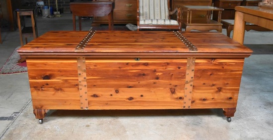 Vintage Hill-Hoel Mfg. Co. “Mountain Maid” Tennessee Red Cedar Chest on Caster Feet, Sliding Tray
