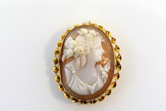 Classical Early 20th C 10K Gold Frame Shell Cameo with Twist Border