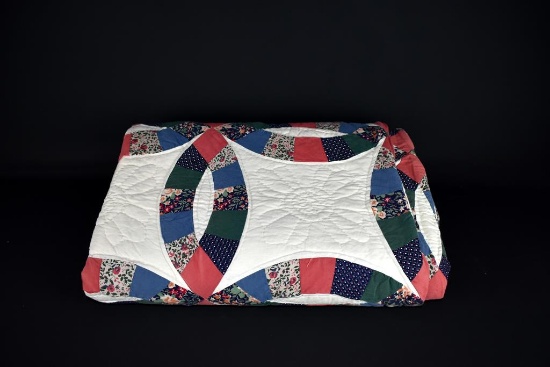 Double Wedding Ring Pattern Quilt w/ Scalloped Edge