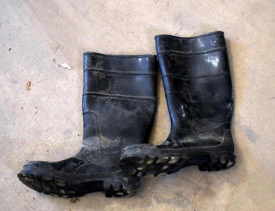 Pair of Size 11 Rubber Wet Work Boots