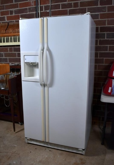 White GE Model TFX22KRDA Combo Refrigerator & Freezer with In-Door Ice / Water Dispenser